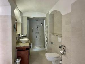格尔利茨Hotel Italia的带淋浴、卫生间和盥洗盆的浴室