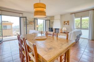 卡莱利亚德帕拉弗鲁赫尔Villa Sierra with Private Pool的用餐室配有大型木桌和椅子