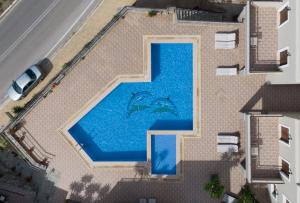 埃拉福尼西岛Nireides villas 'TOP DESTINATION'的享有别墅内游泳池的顶部景致