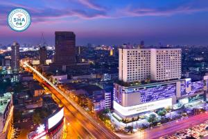 曼谷Grand Fortune Hotel Bangkok的高速公路上交通的城市天际线