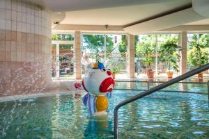 希欧福克Residence Hotel Balaton的水中水中水的游泳池