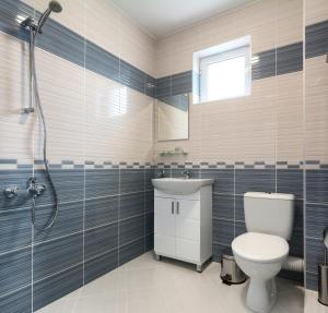 希典Hotel Siyanie Kiten的浴室配有卫生间、盥洗盆和淋浴。