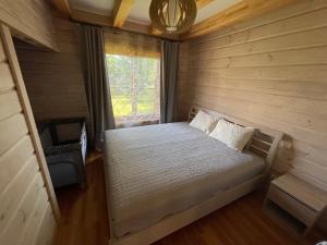 LielvārdeDore的一间小卧室,配有床和窗户
