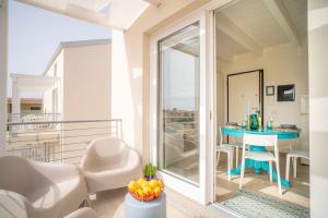 罗萨岛MERMAID'S HOUSE的客房设有带桌椅的阳台。