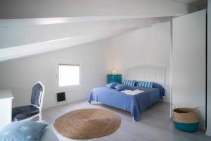 罗萨岛MERMAID'S HOUSE的一间卧室配有蓝色的床和椅子