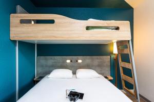 巴黎奥尔良门宜必思快捷酒店的一间卧室配有带梯子的双层床