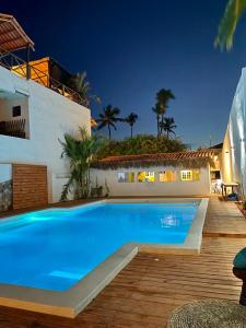 杰里科科拉Pousada Duna Beach的一座大型蓝色游泳池,位于房子旁边