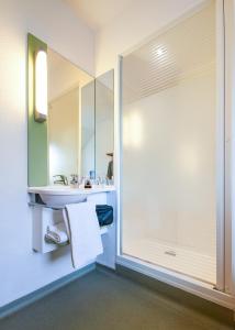 巴黎奥尔良门宜必思快捷酒店的带淋浴、盥洗盆和镜子的浴室