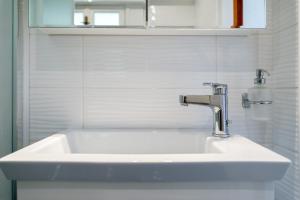 阿尔戈斯托利翁欧洲酒店 的浴室设有白色水槽和镜子