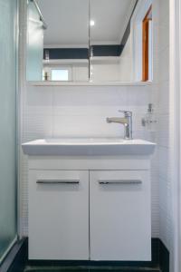 阿尔戈斯托利翁欧洲酒店 的白色的浴室设有水槽和镜子