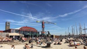 阿姆斯特丹B&B Twiske Zuid, Amsterdam free parking的一群人坐在沙滩上