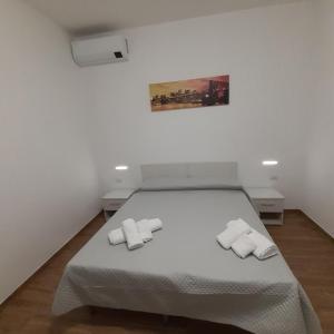 圣尼科拉阿尔切拉La Conchiglia的一间卧室配有一张床,上面有两条毛巾
