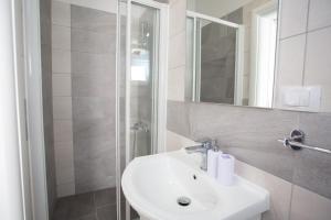 杜布罗夫尼克Serious Job Room的白色的浴室设有水槽和淋浴。