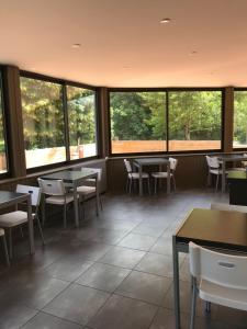 塞夫勒河畔圣洛朗Les Papoulis的餐厅设有桌椅和窗户。