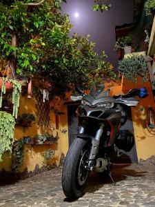 古斯皮尼B&B Annalu'的停在植物建筑前面的摩托车