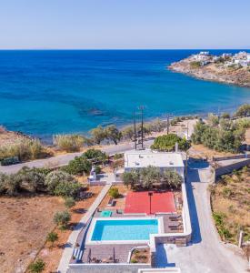 LiaropáFlora's beach and pool villa in Syros的享有游泳池和大海的顶部景致