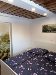 拉特西Žbogar的一间卧室配有一张带紫色棉被的床