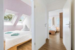 佩佩洛Ferienhaus Drachenflieger Pepelow的白色的卧室设有床和窗户