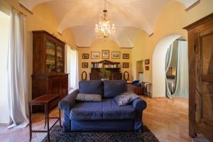 卡尼洛瑞维拉La loggia dei frati的客厅配有蓝色的沙发和吊灯。