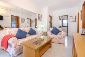 塔伊切Villa Casa Gasparini的客厅配有两张沙发和一张桌子
