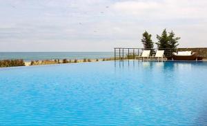 奥布佐尔Yoo Bulgaria Apartments -c306的大型海景游泳池