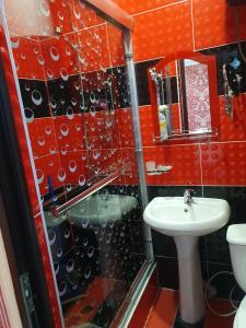 乌雷基珍品酒店的红色的浴室设有水槽和镜子