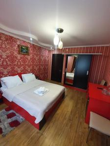 乌雷基珍品酒店的一间卧室设有一张床和红色的墙壁