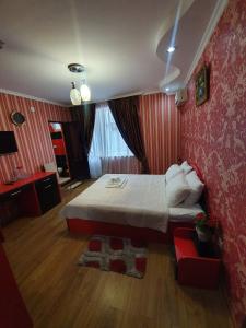 乌雷基珍品酒店的一间卧室设有一张床和红色的墙壁