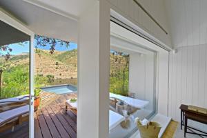 福什科阿新镇Casa do Rio Wine Hotel - Vallado的客房设有一个享有泳池美景的阳台。