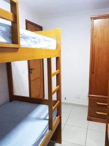 里约热内卢Duplex com churrasqueira e Wi-Fi no Rio de Janeiro的一间房间,设有三张双层床