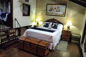 危地马拉安地瓜Villas Emekarsa, Antigua的一间卧室配有一张大床和两盏灯。