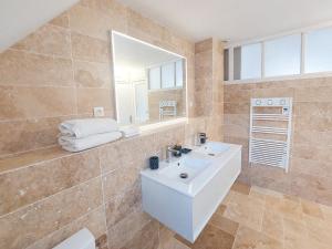 阿姆博斯Le Huis Clos的浴室设有白色水槽和镜子