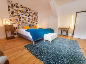 阿姆博斯Le Huis Clos的一间卧室配有蓝色的床和蓝色地毯
