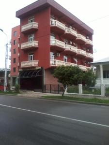 科布列季guka的街道边带阳台的红色建筑