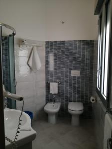 加利波利B & B Conchiglie的浴室配有卫生间、坐浴盆和盥洗盆。