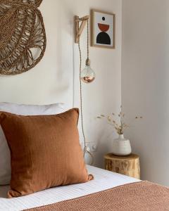 阿杭格默Kanferri Villa的一张带棕色枕头和灯的床