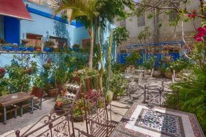 海法港口酒店的种满了植物的花园,配有桌椅