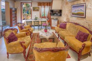 海法港口酒店的客厅配有两张沙发和一张桌子