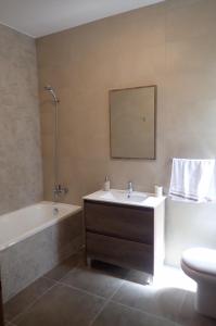 拉巴特Rabat Falcon Apartment的一间带水槽、浴缸和卫生间的浴室