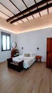 塞维利亚Miraflores 58 Apt - Private Parking Opt的一间卧室设有一张大床,铺有木地板
