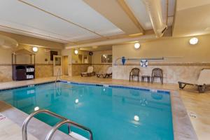 诺克斯维尔北诺克斯维尔舒适套房酒店的在酒店房间的一个大型游泳池