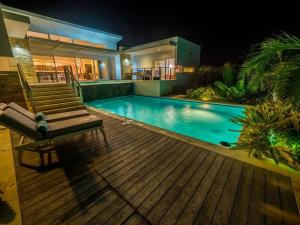 苏莎亚阿瓜杜尔塞别墅的一座晚上设有游泳池的房子