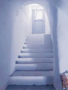 莫哈卡尔Elysium - a romantic escape in Mojacar Pueblo的通往带白色楼梯的房间的楼梯