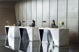 武汉武汉光谷皇冠假日酒店的三名妇女坐在桌子上,手提电脑