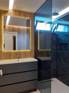 科斯蒂内什蒂La Noi Costinesti的一间带水槽和镜子的浴室
