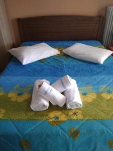 帕莱罗斯Valta's Room的床上一双袜子和一双毛巾