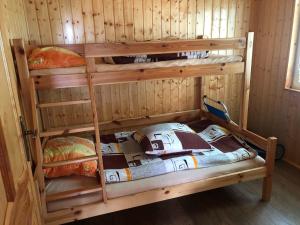 鲁斯诺沃Anida Rusinowo的木墙客房的两张双层床