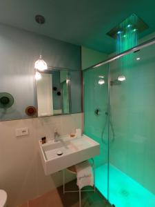 兰佩杜萨B&B Giro Di Boa的一间带水槽和玻璃淋浴的浴室