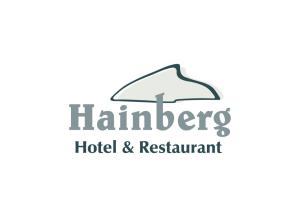 HabrachćicyHainberg Hotel的酒店和餐厅的标志