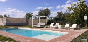 法诺Villa Silvia的一个带躺椅的游泳池和一个游泳池